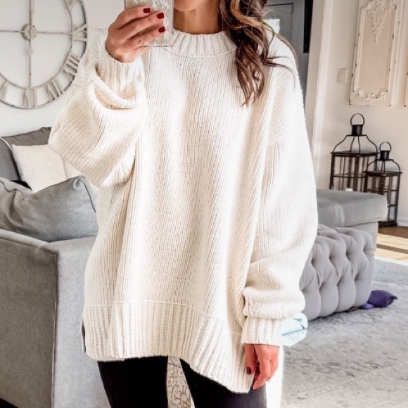 NWT CREAMY WHITE OVERSIZED CREW NECK SWEATER - Picture 2 of 2